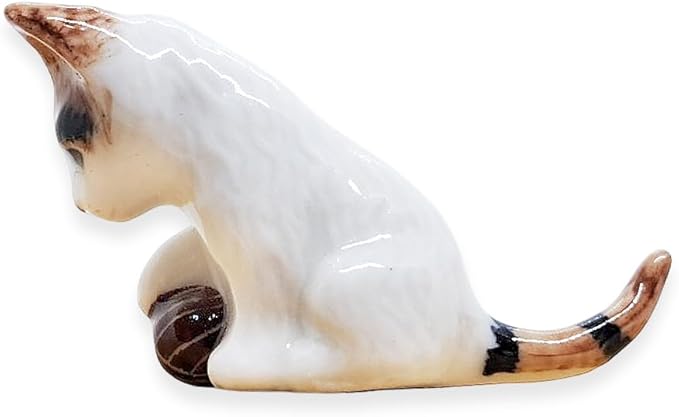 WitnyStore Tiny 1¾" Calico Tricolor Shorthair Cat Sitting Face Down Hold Ball Figurine - Miniature Hand Made Painted Ceramic Cats Kitten Animal Cute Porcelain Decorative Collectible Figure Décor Gifts