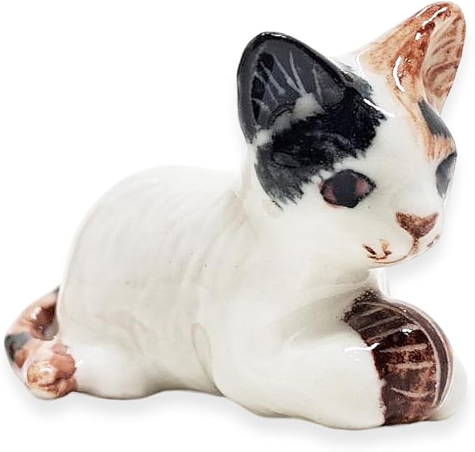 WitnyStore Tiny 1½" Calico Tricolor Shorthair Cat Crouching Hold Ball Figurine - Miniature Hand Made Painted Ceramic Cats Kitten Feline Animal Cute Porcelain Decorative Collectible Figures Décor Gifts