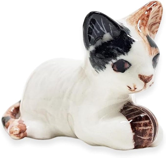 WitnyStore Tiny 1½" Calico Tricolor Shorthair Cat Crouching Hold Ball Figurine - Miniature Hand Made Painted Ceramic Cats Kitten Feline Animal Cute Porcelain Decorative Collectible Figures Décor Gifts