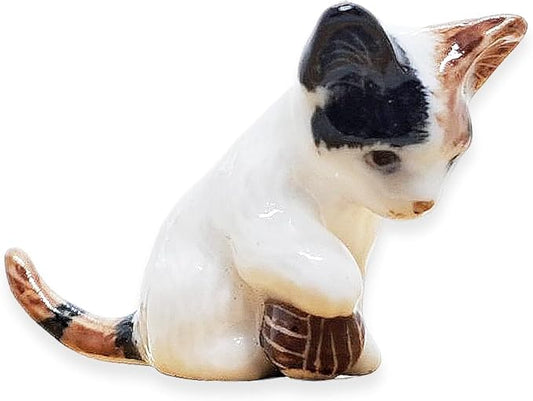 WitnyStore Tiny 1¾" Calico Tricolor Shorthair Cat Sitting Face Down Hold Ball Figurine - Miniature Hand Made Painted Ceramic Cats Kitten Animal Cute Porcelain Decorative Collectible Figure Décor Gifts
