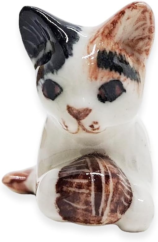WitnyStore Tiny 1½" Calico Tricolor Shorthair Cat Crouching Hold Ball Figurine - Miniature Hand Made Painted Ceramic Cats Kitten Feline Animal Cute Porcelain Decorative Collectible Figures Décor Gifts