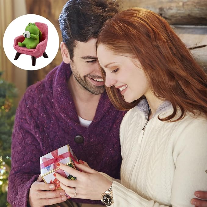 Miniature Frog Figurines Statue - Cute Frog Sculpture for Outdoor Fairy Garden and Desk Decorations - Adorable Frog Figurine Statue Decor for Plant Shelf Desk Office Bedroom(Pink Sofa)